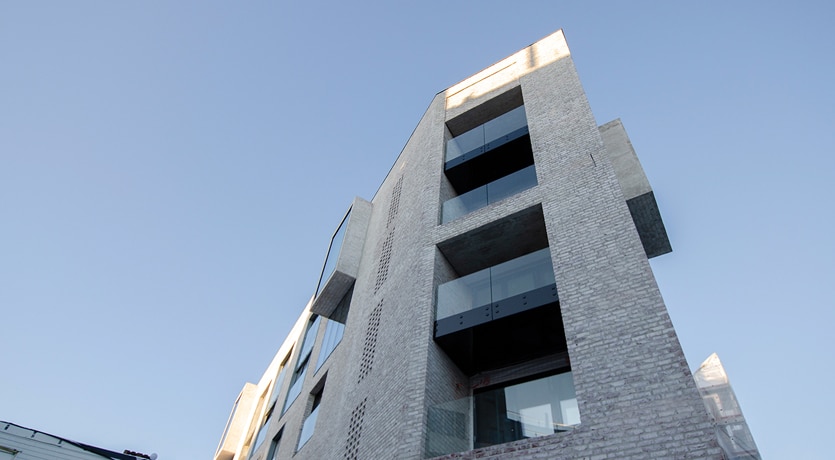 Pilestredet 77-79 med MøreRoyal terrasser / Fasade i betong og mur