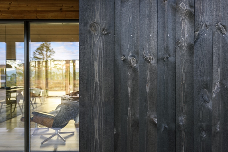 Nærbilde av hyttevegg i MøreRoyal setersvart