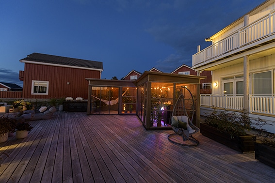 Foto av uteområdet fra Hver gang vi møtes. Kveld og lun stemning. Hagestue og terrasse.