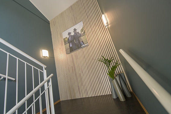 Foto av spiler på location for Hver gang vi møtes. Trappeoppgang.