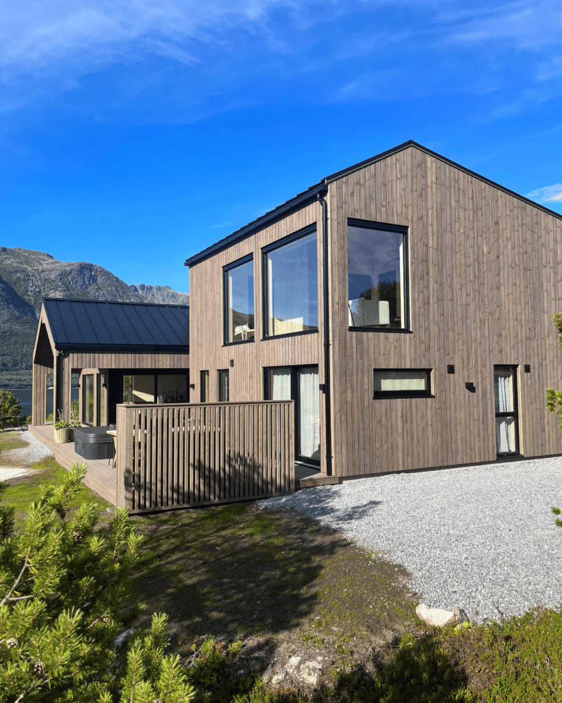 MøreRoyal kledning på hytte i Senja - Karoline Sandberg