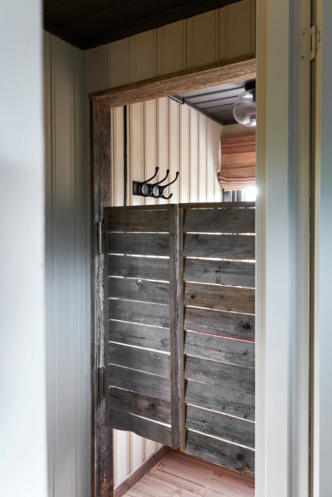 Eventyrlig Oppussing - saloondører til badet på Bygøynes