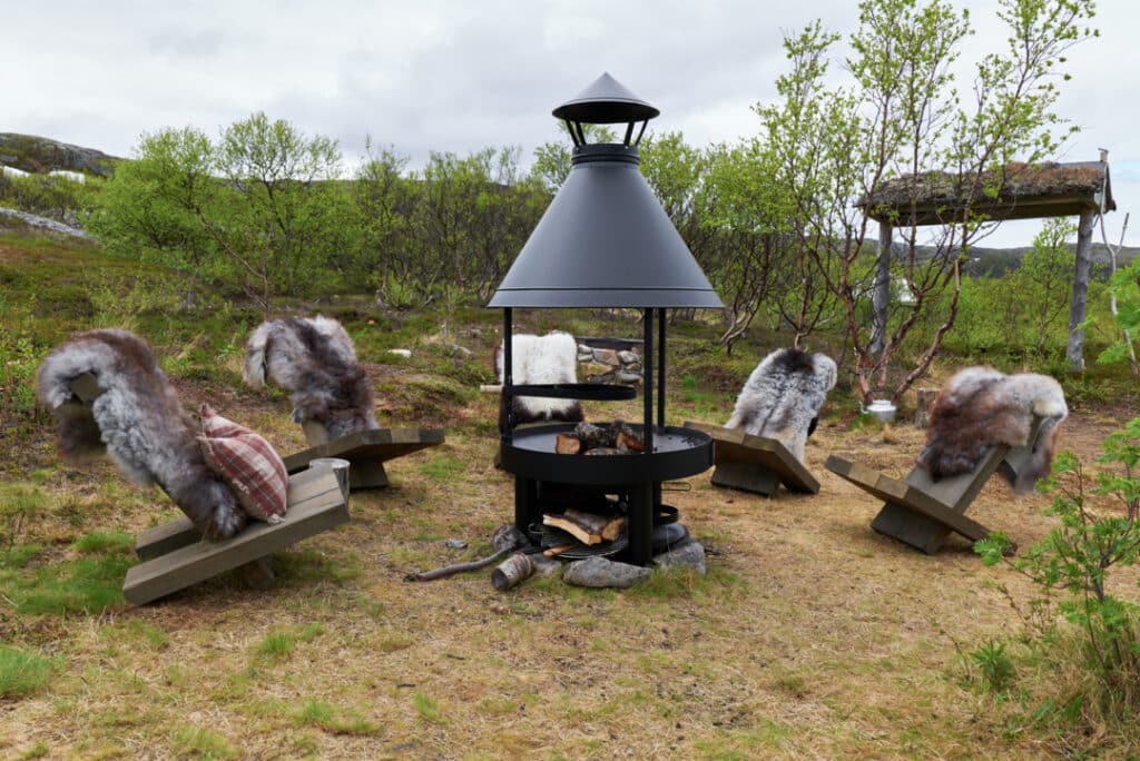 Eventyrlig Oppussing på Bygøynes - utemøbler med MøreRoyal jernbanesviller