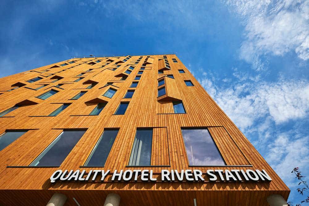 Treverk benyttet fremfor andre materialer i hotellbygg.