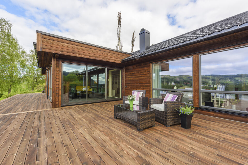 Velg holdbare materialer for å unngå råte i treverk.
Foto av terrasse i MøreRoyal brun.