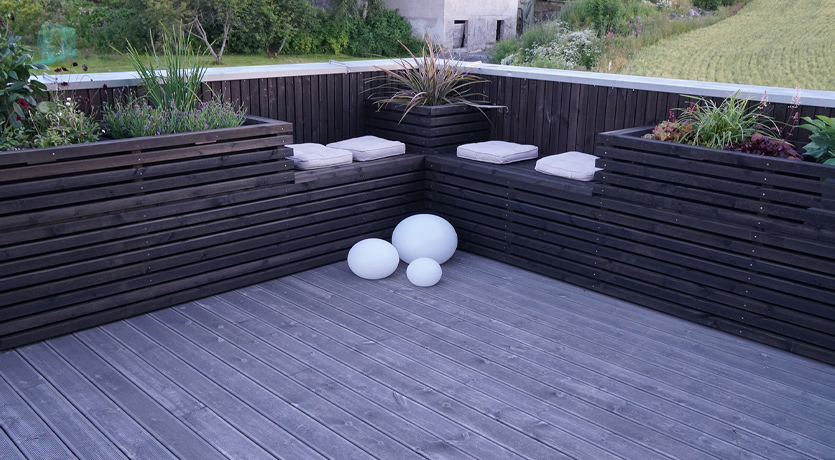 Blomsterkasser på veranda