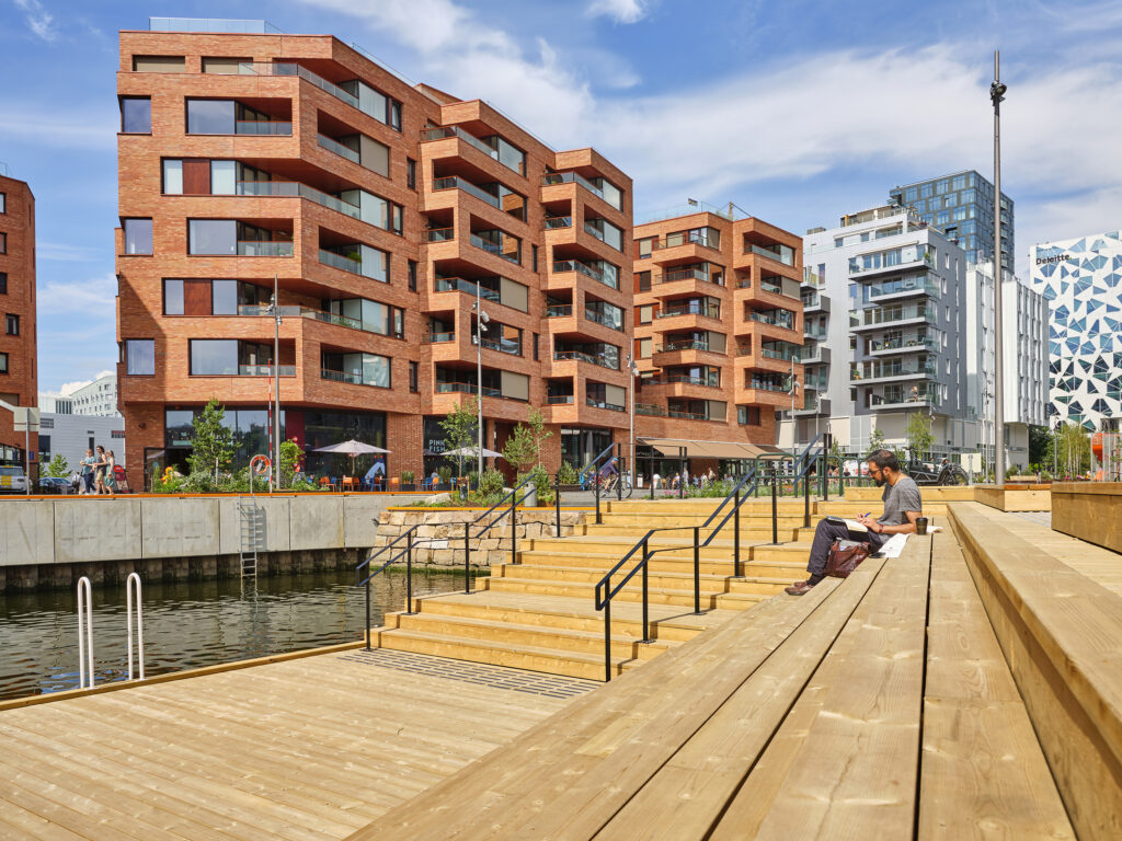 Bispevika brygge laget med natur bryggedekke