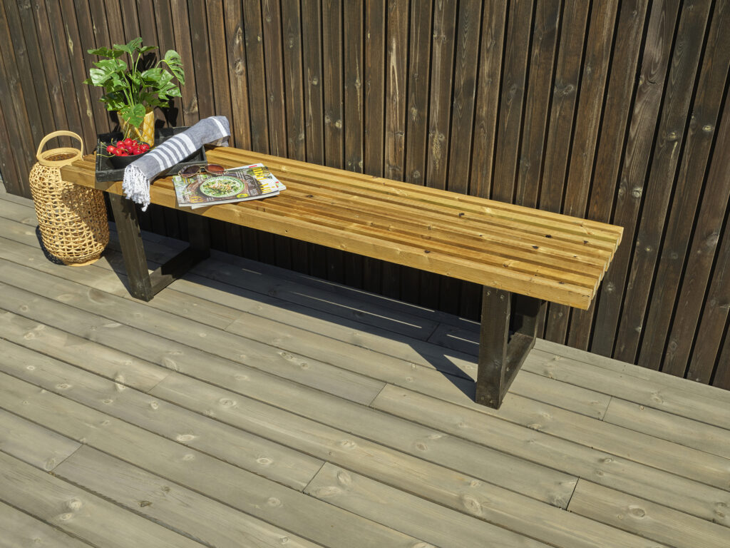 Benk av lekter i MøreRoyal