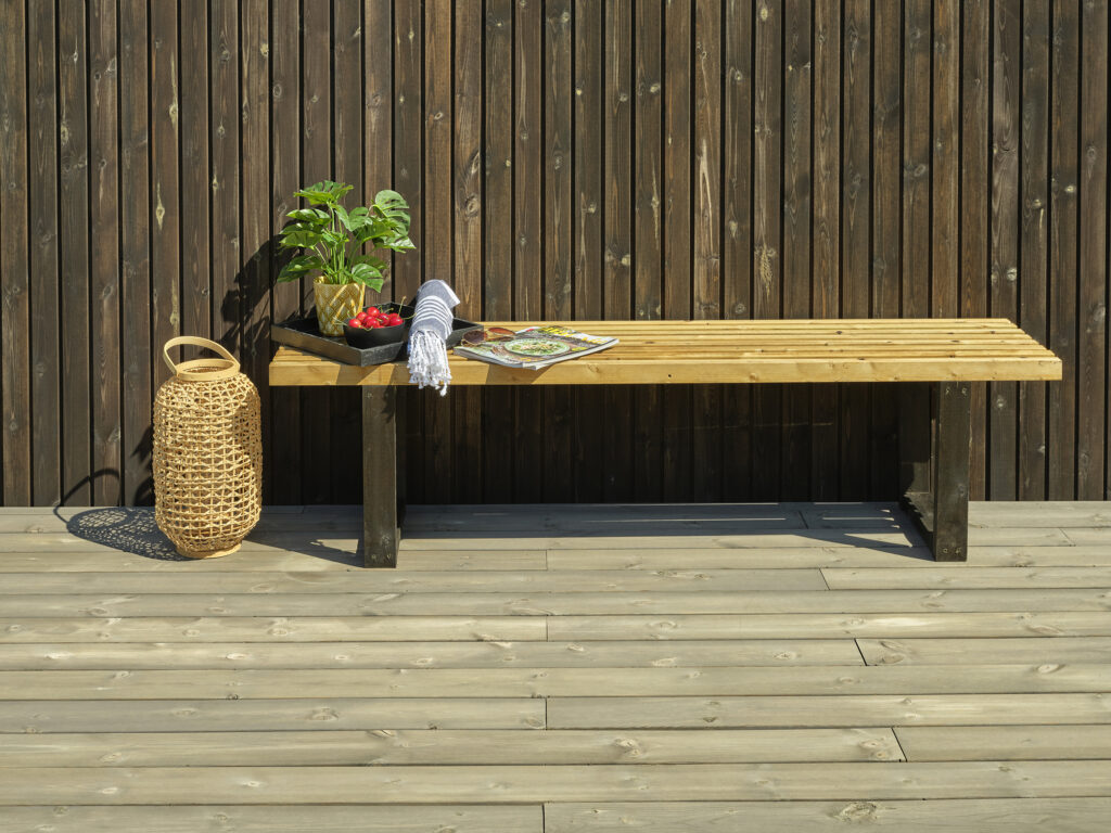 Benk av lekter i MøreRoyal