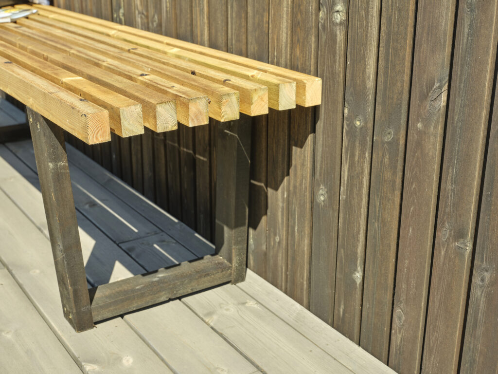 Benk av lekter i MøreRoyal