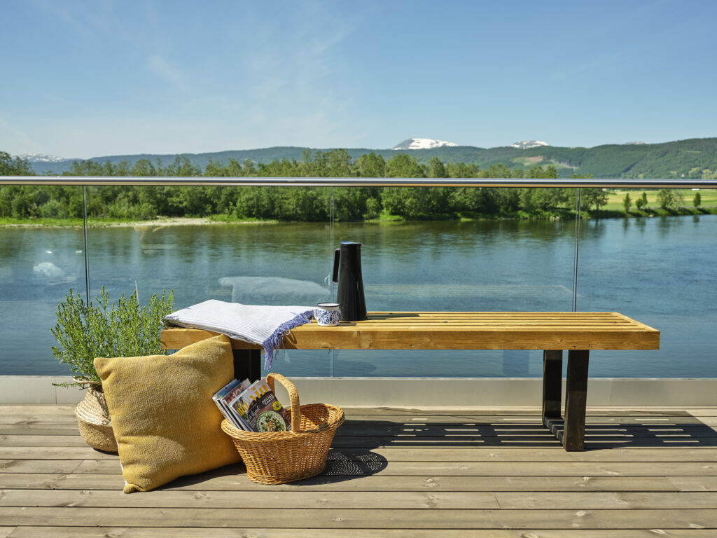 Benk av lekter i MøreRoyal