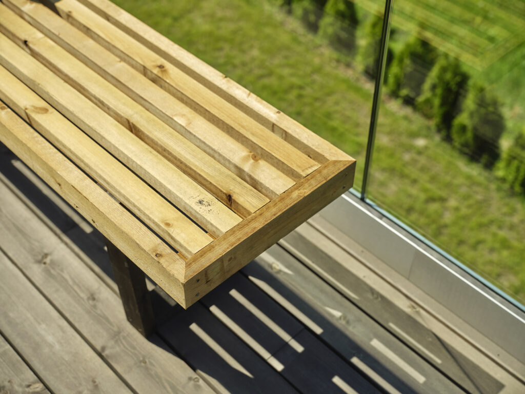 Benk av lekter i MøreRoyal