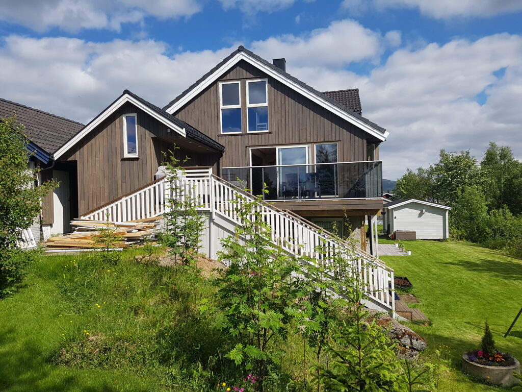 Enebolig der eierene nettopp er ferdig med å bytte kledning.