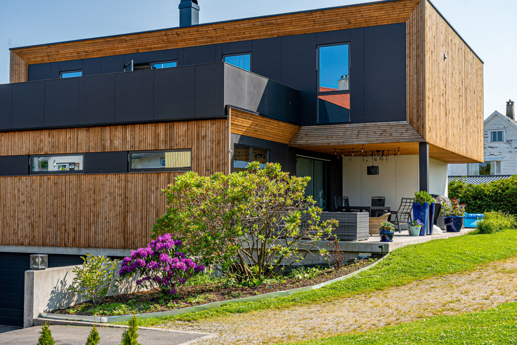 Stående kledning kombinert med fasadeplater.