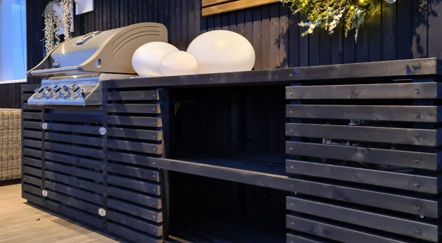 Silje Skrinde utekjøkken med skap og innebygd grill