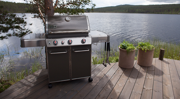 Eventyrlig oppussing. Terrasse i MøreRoyal UNO grå. Grill i fokus.