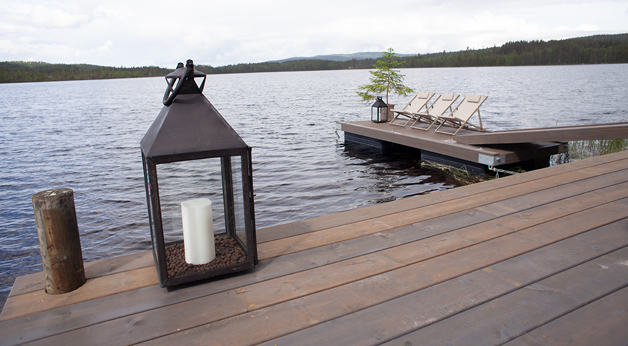Eventyrlig oppussing. Terrasse og brygge i MøreRoyal UNO grå.