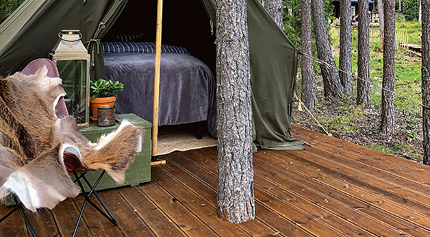 Halvor Bakkes wildcamp på Boblebu. Terrasse i MøreRoyal brun, DUO.