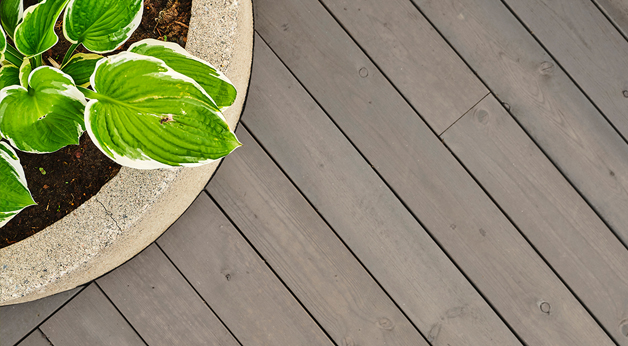 Terrasse i MøreRoyal grå på Trae. Concise. Close-up.