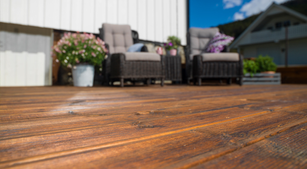 Tett på terrasse i MøreRoyal brun. Sittegruppe i bakgrunnen.