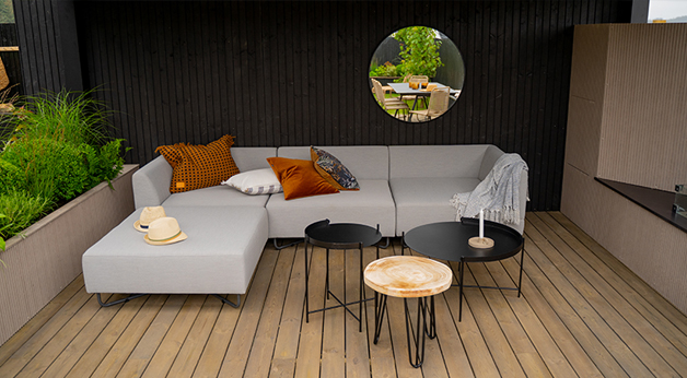 Tid for hage. Terrasse i MøreRoyal grå. Sittegruppe i pergola.