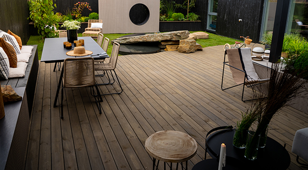 Tid for hage. Terrasse i MøreRoyal grå. Inne i pergola.