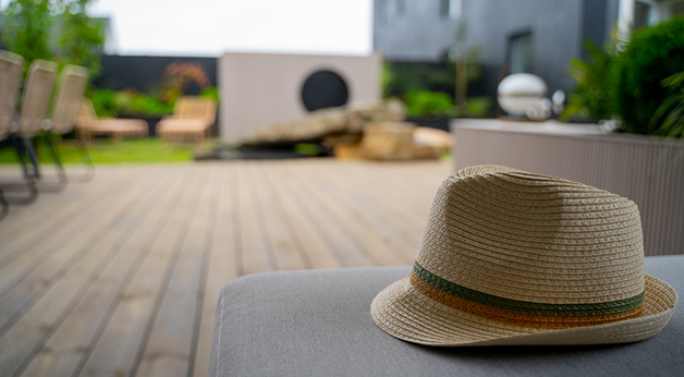 Tid for hage. Terrasse i MøreRoyal grå. Hatt i forgrunnen.