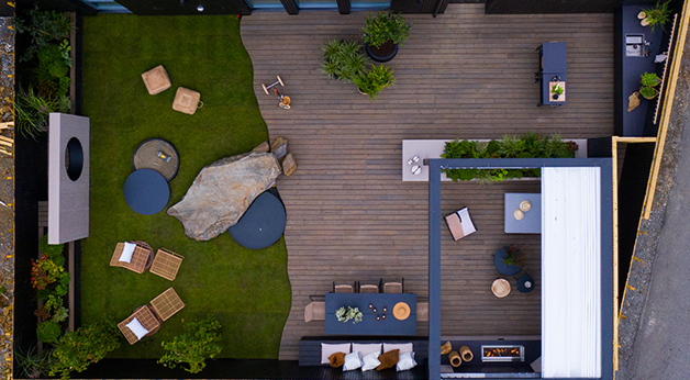 Tid for hage. Oversiktsbilde av hage. Terrasse med pergola og utekjøkken.