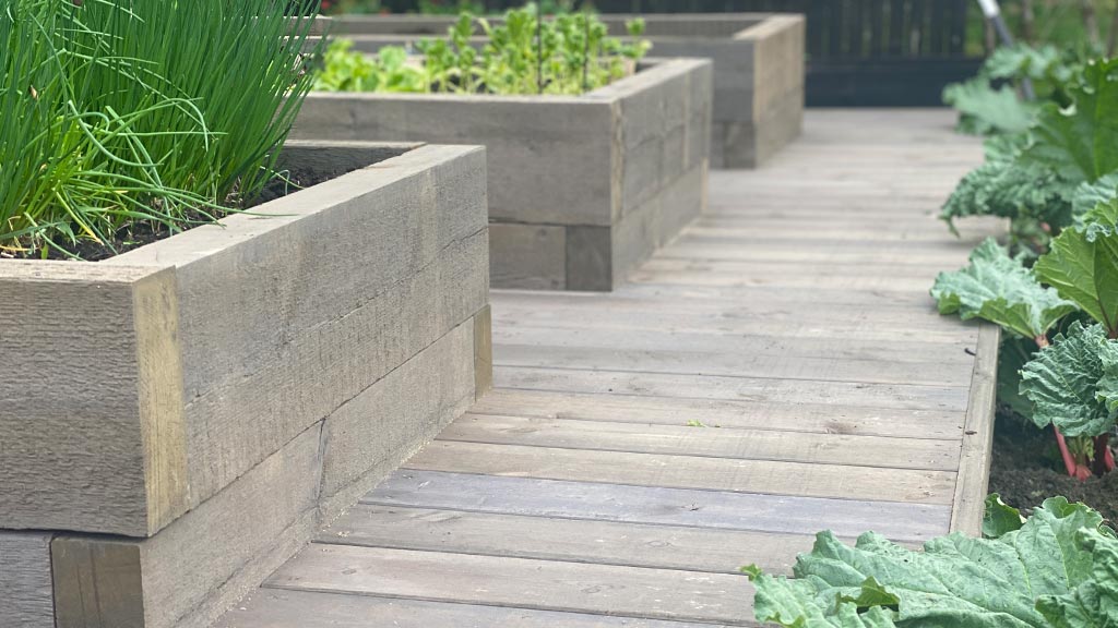 Grønnsakshage: Grønnsakskasser laget av sviller i MøreRoyal grå