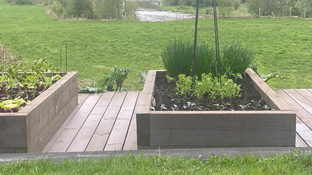 Grønnsakshage: Grønnsakskasser laget av sviller i MøreRoyal grå