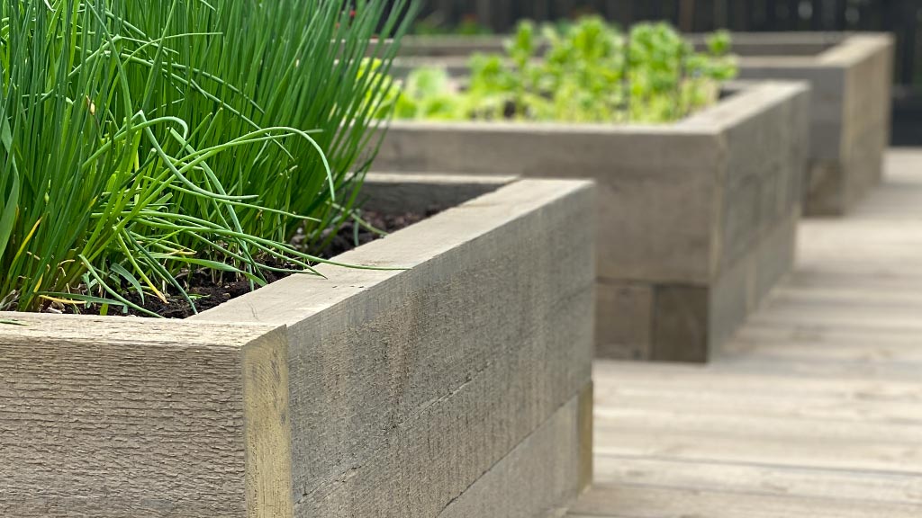 Grønnsakshage: Grønnsakskasser laget av sviller i MøreRoyal grå