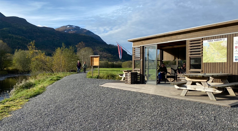 Hagestue fra Talgø PlusConcept brukt som "gapahuk" ved Toåa tursti i Todalen på Nordmøre.
