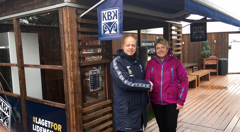 Daglig leder i KBK, Kjetil Thorsen, og marketingsjef i Talgø, Heid Snekvik foran Talgø Mathall i MøreRoyal brun.