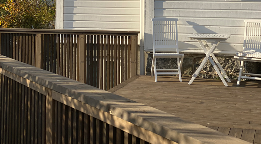 Hjemme hos Villa Floris / Nina Lunde: Terrasse og gjerde i MøreRoyal grå