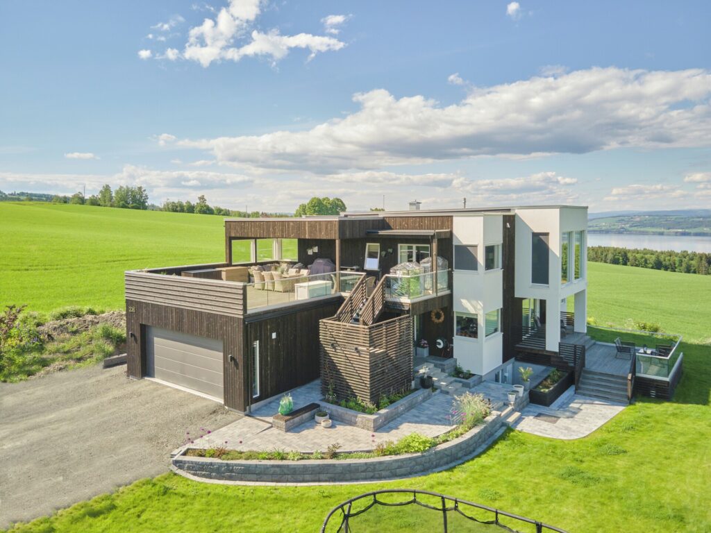 Moderne enebolig på Toten i MøreRoyal setersvart - oversiktsfoto