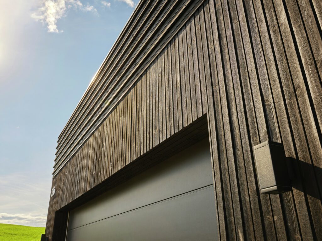 Detaljfoto av garasje i MøreRoyal setersvart