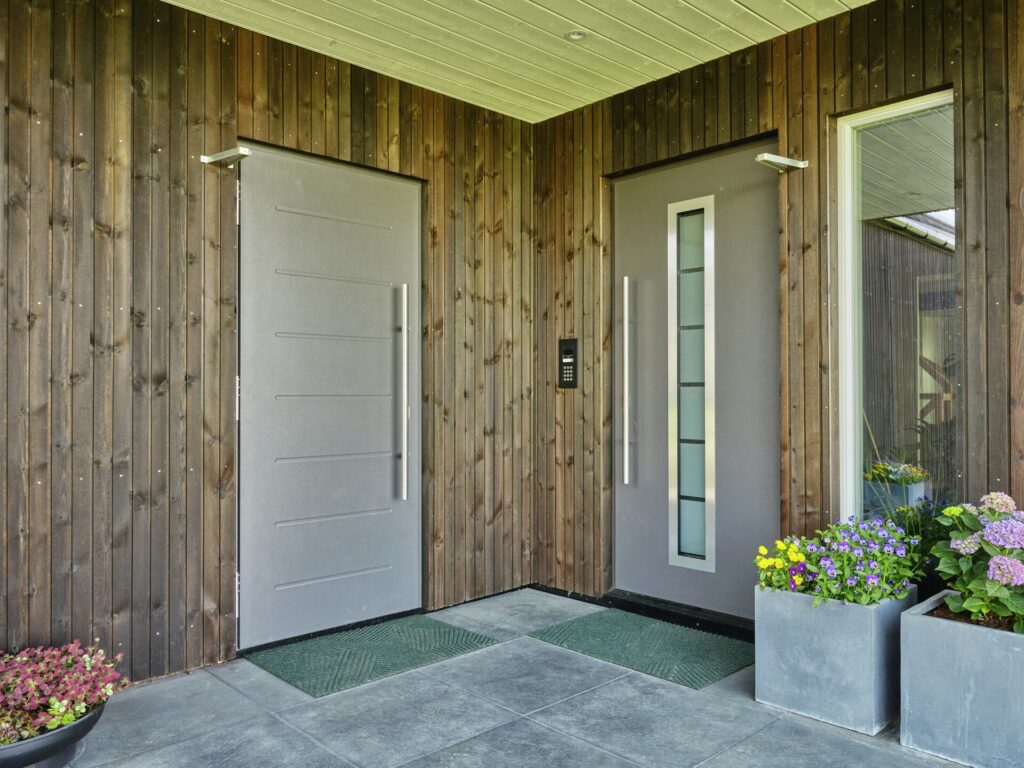 Detaljfoto av inngangsparti i MøreRoyal setersvart