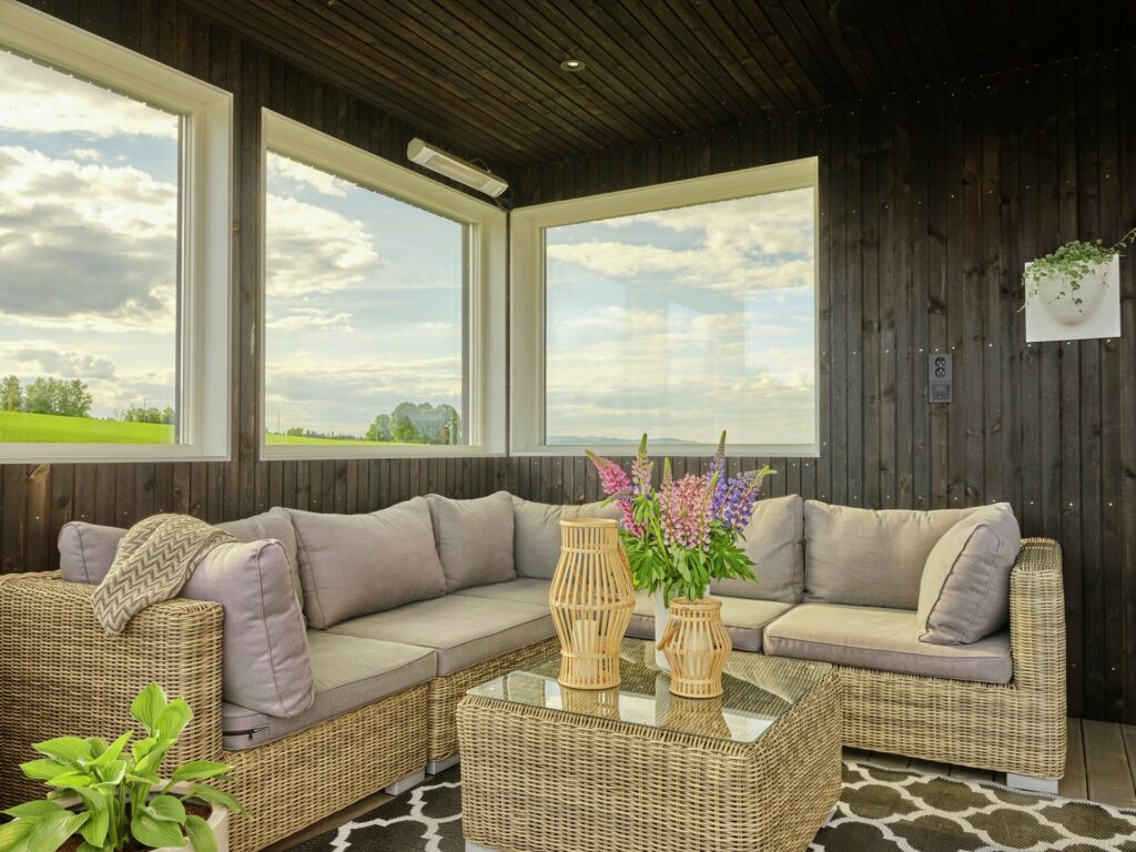 Detaljfoto av overbygd terrasse i MøreRoyal setersvart