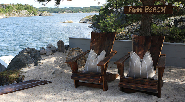 Eventyrlig oppussing - Kragerø - Foto av strand med solstoler