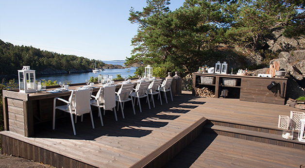 Eventyrlig oppussing - Bamble - Foto av uteområde med spiseplass og utekjøkken