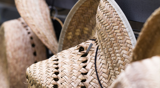 Hjemme hos Marianne Stensrud - detaljfoto av stråhatter