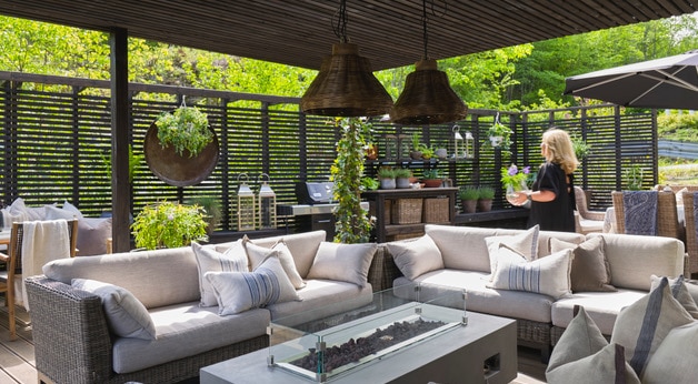 Hjemme hos Marianne Stensrud - uterom med spilerekkverk og hagegruppe