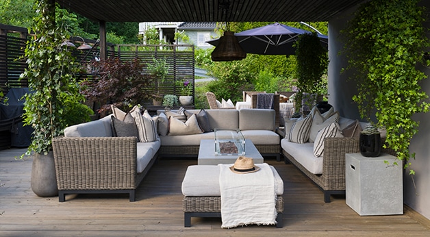 Hjemme hos Marianne Stensrud - foto fra uterom med spilerekkverk og sittegruppe