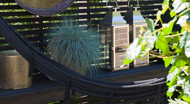 Hjemme hos Marianne Stensrud - detaljfoto av utebenk / hengekøye