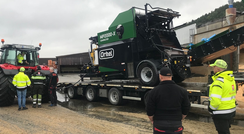 Orkels maskin for pressing av dyrestrø ankommer Talgø MøreTre