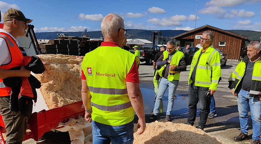 Talgø og Orkel demonstrerer pressing av dyrestrø til rundballer - ansatte hos Talgø forklarer