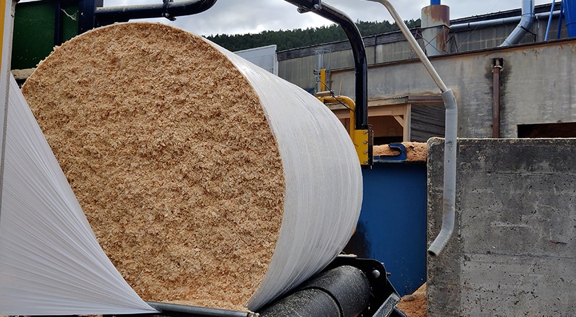 Dyrestrø som pakkes rundball