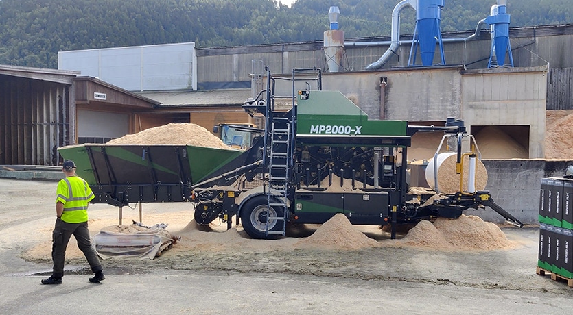 Orkels maskin presser dyrestrø til rundballer - maskin i aksjon