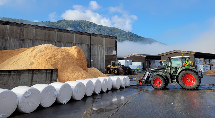 Talgø og Orkel demonstrerer pressing av dyrestrø til rundballer