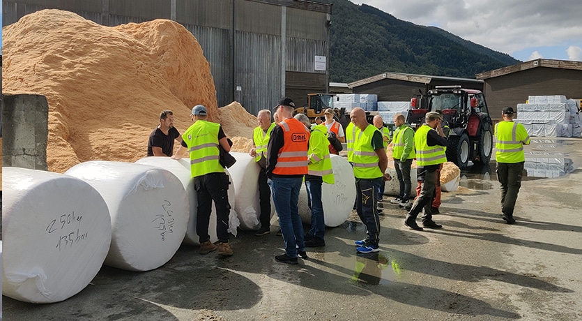 Talgø og Orkel demonstrerer pressing av dyrestrø til rundballer